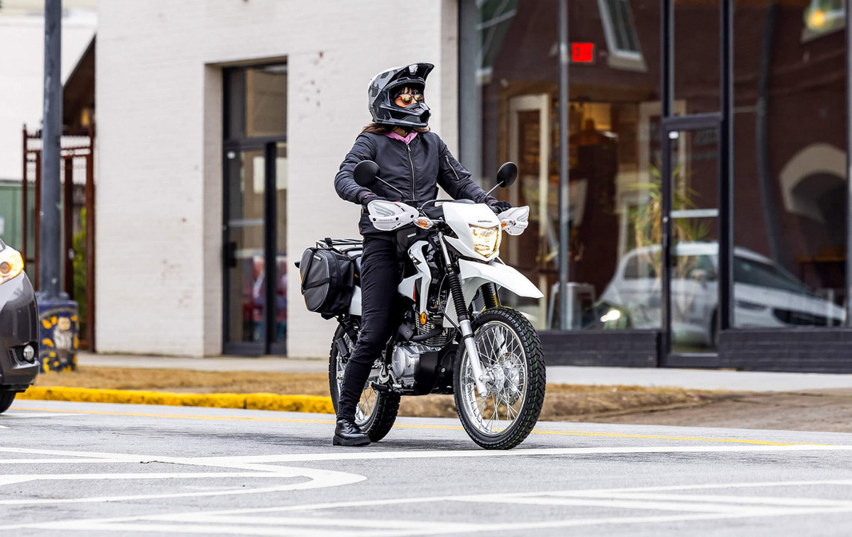 honda xr150l downtown traffic city bike